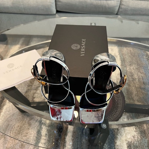 Brand New Versace Sandals Size 39. Comes with Box and Dust Bag. - Picture 4 of 8